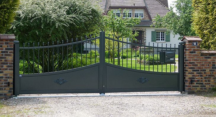 portail alu sur mesure forme romantique